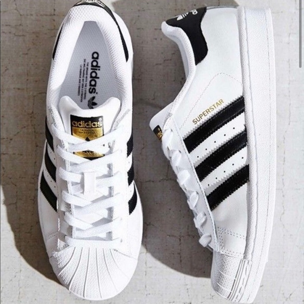 ADIDAS NWT Women’s Superstar Sneakers